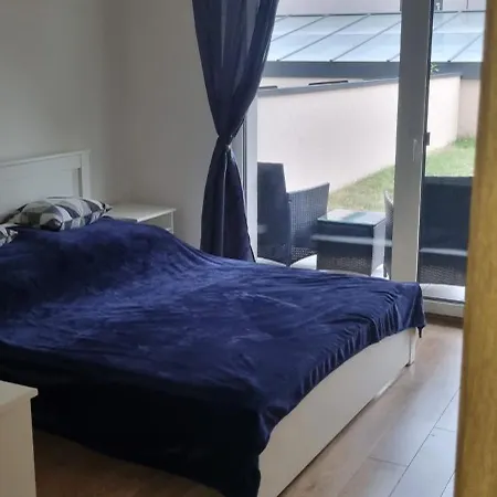 Garden Apartment, Free Private Garage Parking شقة