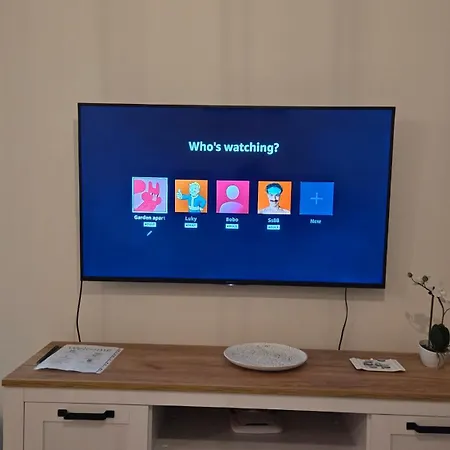 Garden Apartment, Free Private Garage Parking شقة