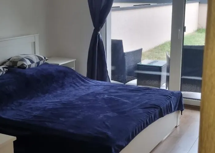 Garden Apartment, Free Private Garage Parking شقة