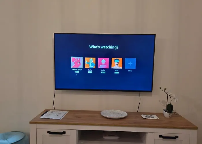 Garden Apartment, Free Private Garage Parking شقة